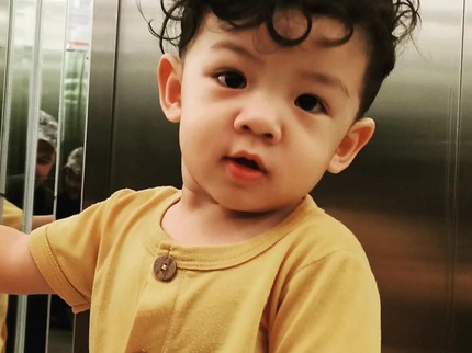 7 Potret Menggemaskan Balint yang Diasuh Mona Ratuliu Sejak Baru Lahir