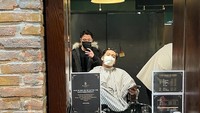 <p>Selain itu, ditemani dengan sepupunya, Boy juga menyempatkan untuk mengunjungi salah satu salon di Korea, Bunda. Boy mengatakan bahwa dirinya ingin potong rambut ala <em>oppa</em> Korea. (Foto: Instagram@boywilliam17)</p>