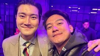 <p>Belum lama ini, Boy membagikan potret bersama salah satu member Super Junior, yakni Choi Siwon. Mereka juga tak sungkan menampilkan keakraban mereka, lho. Boy mengatakan bahwa dirinya dan Siwon bertemu di <em>cafe</em> dan berbincang-bincang dengannya. "Ketemu Hyung Siwon lagi di cafe nya ngobrol2, bagus tempatnya btw," tulisnya dikutip dari laman <em>Instagram@boywilliam17.</em> (Foto: Instagram@boywilliam17)</p>