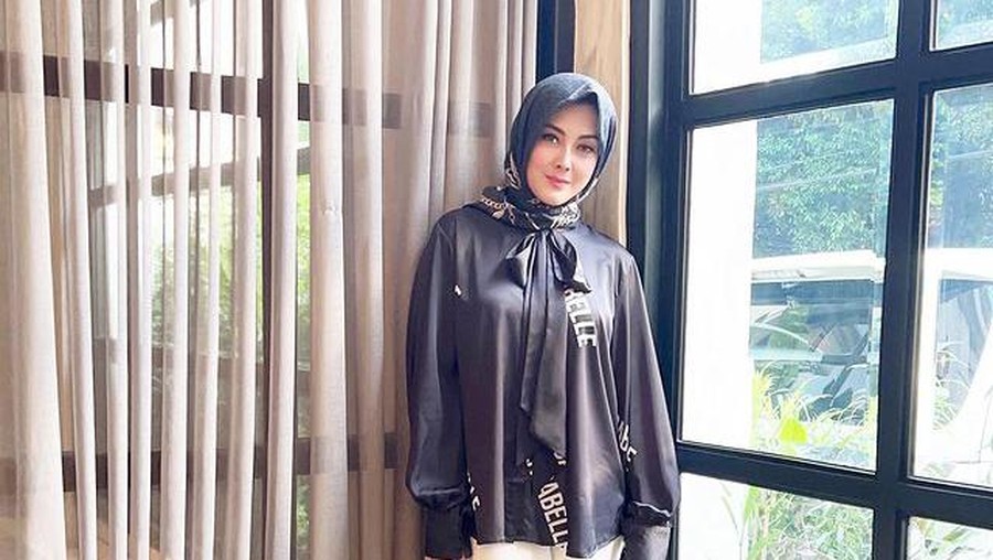 Dhena Devanka Pakai Hijab