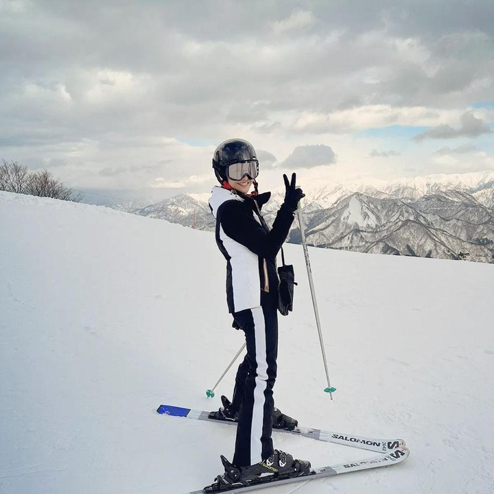<p>Selama di Jepang, Dian juga menyempatkan diri untuk bermain ski di area bersalju lho. Dian bermain ski bersama sang suami, Maulana Indraguna Sutowo. (Foto: Instagram @therealdisastr)</p>