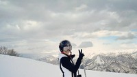 <p>Selama di Jepang, Dian juga menyempatkan diri untuk bermain ski di area bersalju lho. Dian bermain ski bersama sang suami, Maulana Indraguna Sutowo. (Foto: Instagram @therealdisastr)</p>