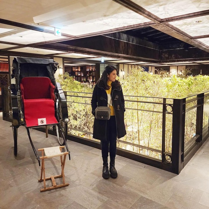 <p>Dian mengunggah OOTD (outfit of the day) selama berada di Negeri Sakura itu. Penampilan Dian bak ABG dengan gaya pakaian santai tapi tetap stylish. (Foto: Instagram @therealdisastr)</p>