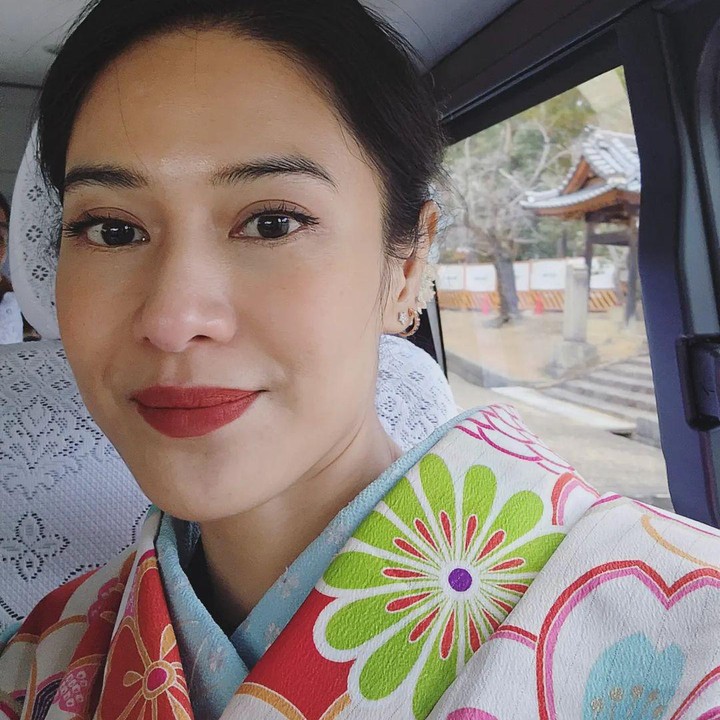<p>Dian Sastro juga membagikan potret saat dirinya mengenakan baju Kimono nih. Make up wajahnya yang simple menuai pujian netizen. Banyak yang bilang wanita 40 tahun ini memiliki paras yang awet muda, Bunda. (Foto: Instagram @therealdisastr)</p>