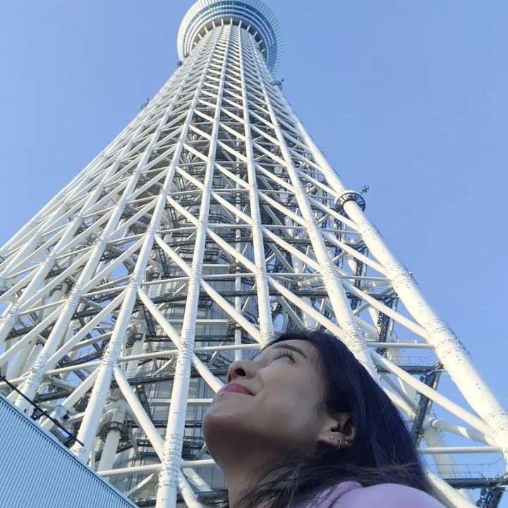 <p>Selain bermain ski, Dian juga berkunjung ke Tokyo Skytree Tower. Bintang Film Ada Apa dengan Cinta? ini tampak begitu bahagia selama menghabiskan waktu liburannya di Jepang bersama keluarga. (Foto: Instagram @therealdisastr)</p>