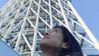 <p>Selain bermain ski, Dian juga berkunjung ke Tokyo Skytree Tower. Bintang Film Ada Apa dengan Cinta? ini tampak begitu bahagia selama menghabiskan waktu liburannya di Jepang bersama keluarga. (Foto: Instagram @therealdisastr)</p>
