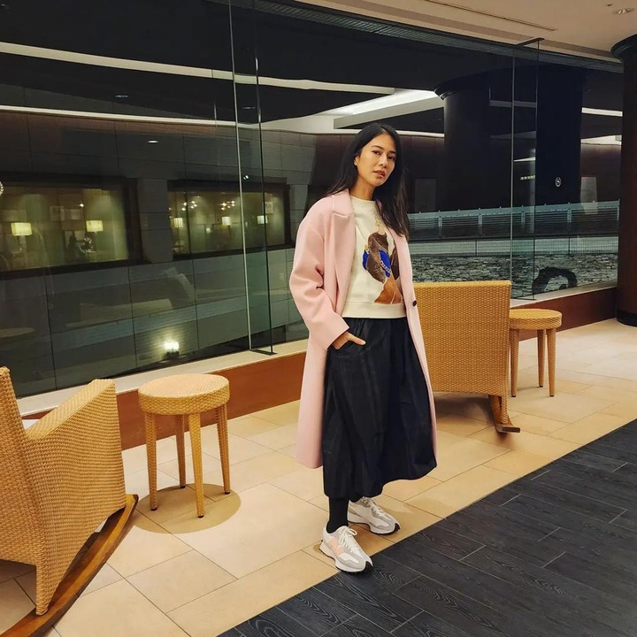 <p>Selama di Jepang, Dian lebih sering mengenakan pakaian hangat menyesuaikan cuaca di sana. Salah satu style yang mencuri perhatian adalah saat Dian memakai jaket pink yang dipadukan dengan rok hitam dan sneakers. (Foto: Instagram @therealdisastr)</p>
