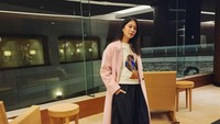 <p>Selama di Jepang, Dian lebih sering mengenakan pakaian hangat menyesuaikan cuaca di sana. Salah satu style yang mencuri perhatian adalah saat Dian memakai jaket pink yang dipadukan dengan rok hitam dan sneakers. (Foto: Instagram @therealdisastr)</p>