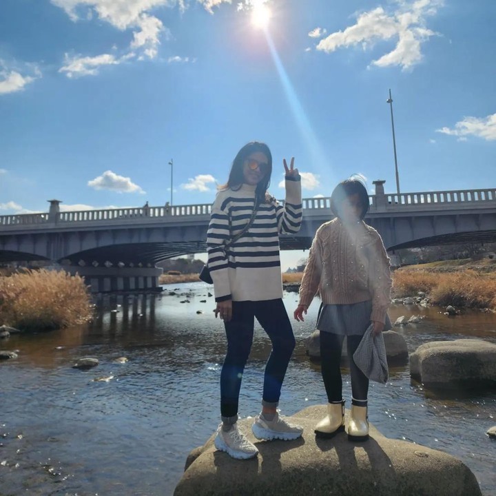 <p>Saat menghabiskan waktu bersama suami dan anak-anaknya, Dian terlihat mengenakan pakaian yang lebih santai. Ia memadukan sweater dengan celana jeans dan kacamata hitam. (Foto: Instagram @therealdisastr)</p>