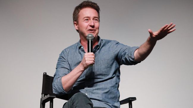 Edward Norton tercengang saat mengetahui fakta dirinya adalah keturunan jauh legenda Pocahontas.