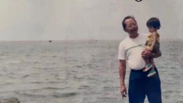img-title Beredar Foto Nisan Mendiang Suami Ibu Eny, Warganet Temukan Kejanggalan Ini