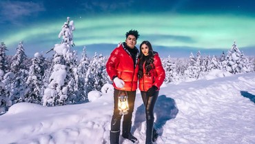 img-title Liburan Penuh Warna, Guntur Triyoga Wujudkan Keinginan Istri Lihat Aurora & Antartika