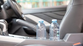 3 Bahaya Menaruh Air Mineral Kemasan di Kabin Mobil
