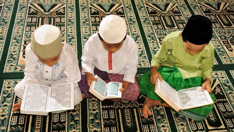 Ilustrasi Cara Mengajarkan Anak Mengaji mother and kid reading quran together at home