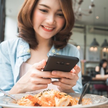 Alasan Psikologis Kenapa Kamu Suka Nonton Ulang Instagram Story Sendiri, Narsis atau Normal?