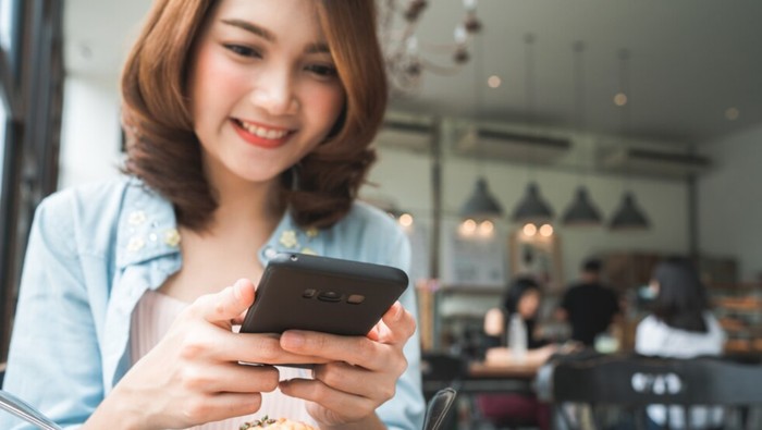 Alasan Psikologis Kenapa Kamu Suka Nonton Ulang Instagram Story Sendiri, Narsis atau Normal?
