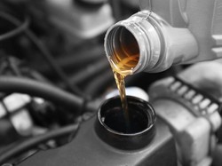 7 Cara Mudah Bedakan Oli Asli dan Palsu, Kenali Dampaknya!