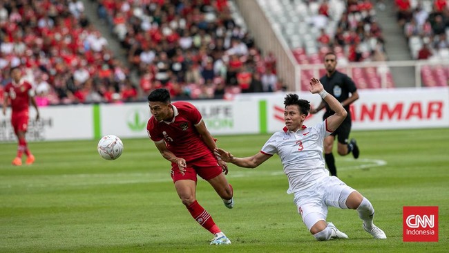 Presiden Joko Widodo tegang menyaksikan duel sengit Timnas Indonesia vs Vietnam pada leg pertama semifinal Piala AFF 2022 di SUGBK, Jumat (6/1).