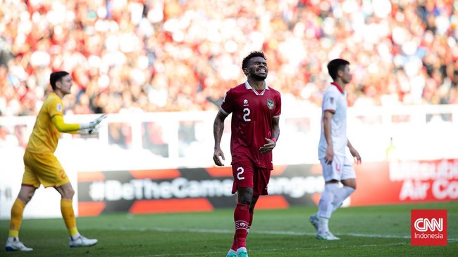 Pelatih Timnas Indonesia Shin Tae Yong tampak bingung ketika melihat si kembar Yakob Sayuri dan Yance Sayuri secara langsung dalam pemusatan latihan.