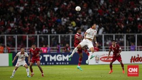 Komentator: Dua Kaki Diangkat Tinggi, Van Hau Harus Dikartu Merah