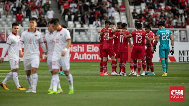 Tiket pertandingan Kualifikasi Piala Dunia 2026 antara Timnas Indonesia vs Vietnam di Jakarta dan Hanoi telah dirilis. Berikut perbandingannya.