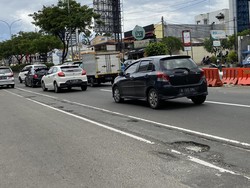 Viral ODGJ Lempar Batu ke Mobil di Margonda Depok, Polisi Turun Tangan