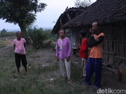 Sunyi 2 Keluarga Puluhan Tahun Hidup di Hutan Blora, Hanya Dihibur Radio Tua