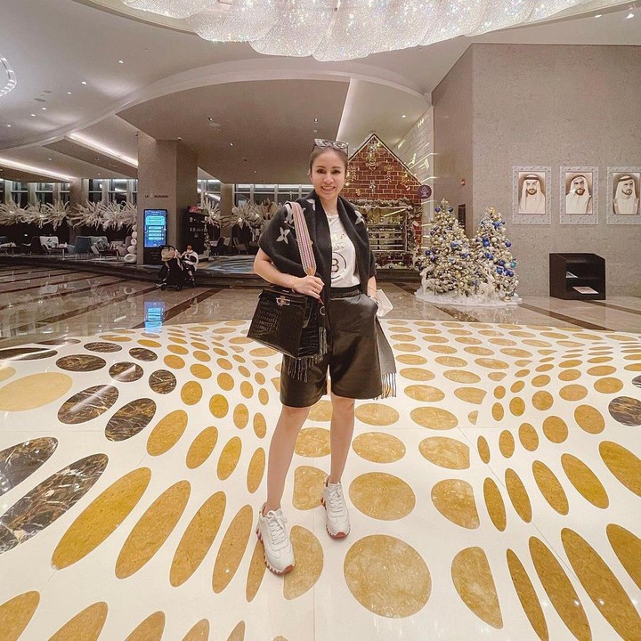 <p>Selama di Dubai, Momo kerap tampil modis dengan dandanan stylish dan mewah. (Foto: Instagram @therealmomogeisha)</p>