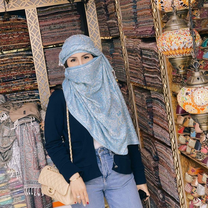 <p>Momo banyak menghabiskan waktunya berjalan-jalan di Dubai. Ia bahkan sempat mengunggah penampilan mengenakan penutup wajah saat berada di sana. (Foto: Instagram @therealmomogeisha)</p>