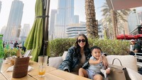 <p>Momo Geisha tengah menikmati quality time bersama keluarganya di Dubai. Momo sudah sekitar sebulan berada di Dubai, Bunda. (Foto: Instagram @therealmomogeisha)</p>
