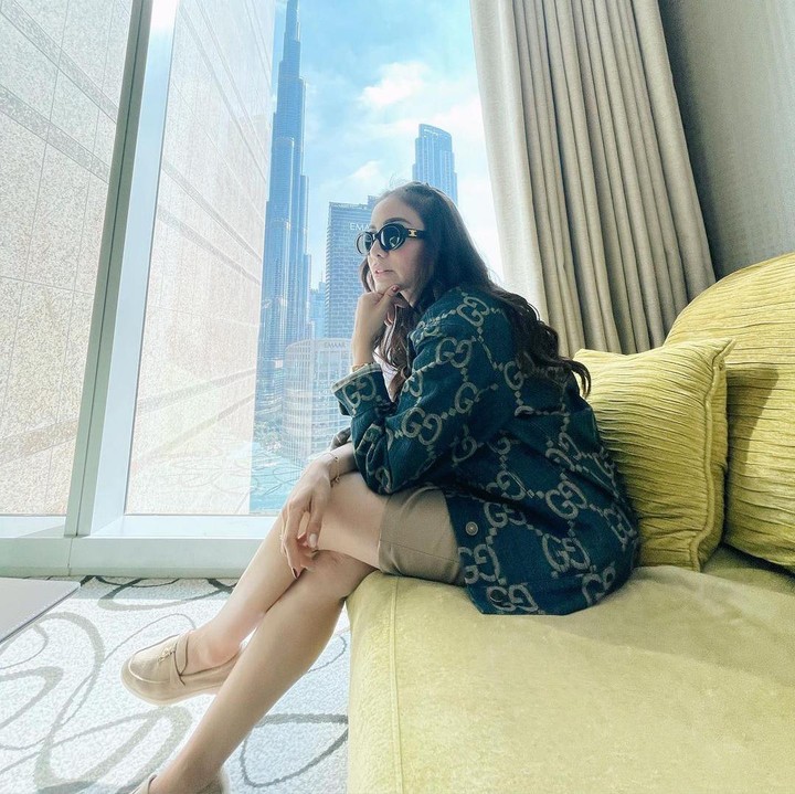 <p>Dalam unggahan di Instagram Stories, Momo tampak melewati malam pergantian tahun kemarin seraya menyaksikan pertunjukkan kembang api dari Burj Khalifa. Momo juga terlihat menghabiskan waktu bermain di wahana salju bersama dua anaknya. Setelah itu, ia bermain kart racing bersama sang suami di Dubai Kartdrome Circuit. (Foto: Instagram @therealmomogeisha)</p>