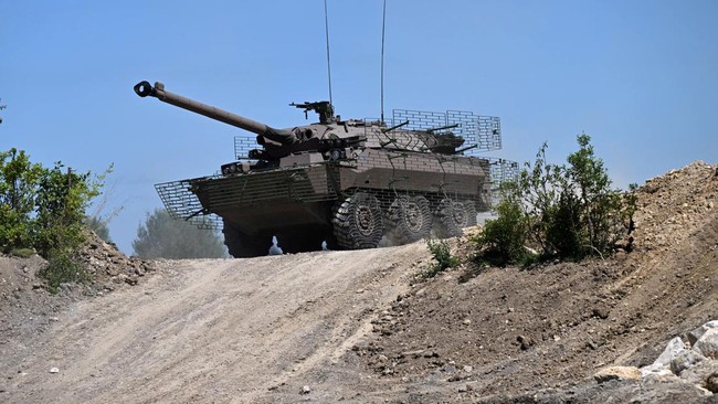 Prancis dan Polandia bakal ikut memasok tank untuk membantu Ukraina melawan Rusia, menyusul Inggris.