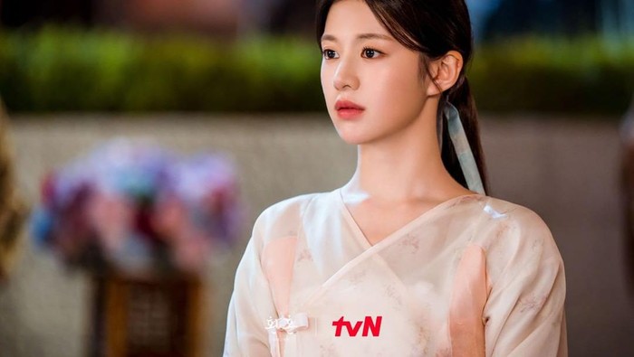 Punya Visual Memikat, Intip 5 Pesona Go Youn Jung di Drakor Alchemy Of Souls yang Bikin Penonton Jatuh Cinta