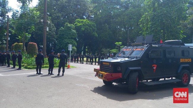 Aparat kepolisian membentuk barikade di jalur yang dilewati rombongan timnas Vietnam di sekitar Gelora Bung Karno, Jakarta.