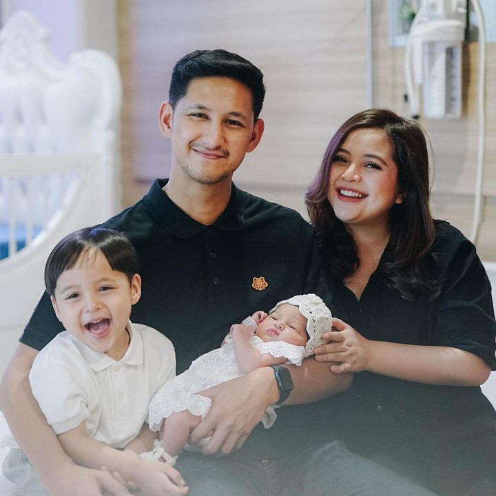 <p>Bayi perempuan yang lahir melalui operasi caesar ini kemudian diberi nama Shafanina Wardhana Bachtiar. Namanya indah banget ya, Bunda. "Our first family picture (foto keluarga pertama kami)," tulis Tasya Kamila sebagai keterangan fotonya. (Foto: Instagram: @tasyakamila)</p>