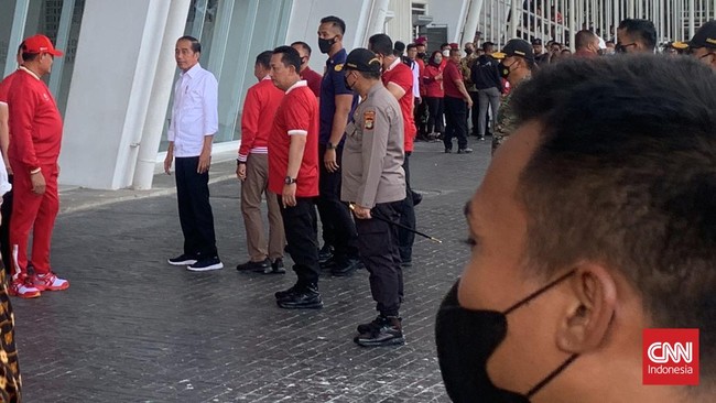 Jokowi Saksikan Semifinal Piala AFF Indonesia Vs Vietnam di GBK Presiden Jokowi, Kapolri Listyo Sigit hingga Panglima TNI dan jajarannya menonton langsung laga semifinal Piala AFF Indonesia vs Vietnam di Stadion GBK.