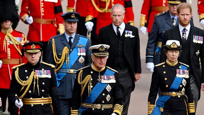 Raja Charles disebut sangat khawatir akan perseteruan kedua putranya, William dan Harry, yang tak kunjung usai kala usianya sudah senja.