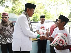 Ustaz Relawan Ganjar Beri Bantuan Speaker-Sembako di Deli Serdang