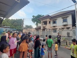 Pegawai PLN Patungan Pasang Listrik di Rumah Mewah Terbengkalai Bu Eny