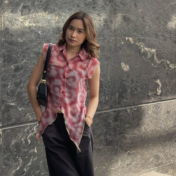 <p>Beberapa waktu yang lalu, wanita keturunan Spanyol ini baru merilis mini album, lho. Bertajuk <em>Tentang Waktu</em>, musik karya Satine mendapat banyak dukungan dari publik. (Foto: Instagram @@satinezaneta)<br /><br /><br /></p>