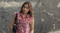 <p>Beberapa waktu yang lalu, wanita keturunan Spanyol ini baru merilis mini album, lho. Bertajuk <em>Tentang Waktu</em>, musik karya Satine mendapat banyak dukungan dari publik. (Foto: Instagram @@satinezaneta)<br /><br /><br /></p>