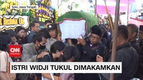 VIDEO: Sipon, Istri Widji Tukul Dimakamkan