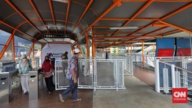 Warga Protes Lewat Skywalk Kebayoran Lama Harus Bayar Rp3.500