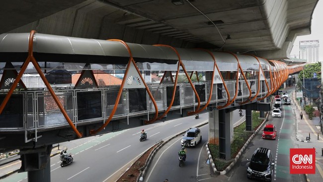 Skywalk Kebayoran Lama yang menghubungkan halte Trasnjakarta Velbak dengan Stasiun Kebayoran kembali ditunda pembukaannya hari ini.