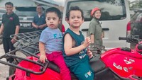 <p>Meski begitu, kondisi Sulaiman berangsur membaik, Bunda. Bahkan belum lama ini. Oki membagikan potret sang putra yang ikut perjalanan jauh. (Foto: Instagram @okisetianadewi)<br /><br /><br /></p>