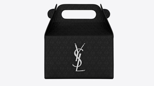 Setelah membuat bento box, brand mewah Yves Saint Laurent (YSL) meluncurkan takeaway box bag alias tas jinjing untuk membawa pastry atau makanan sisa.