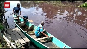 VIDEO: Warga Dikejutkan Warna Air Sungai Berubah Merah Darah