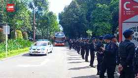 VIDEO: Detik-detik Bus Vietnam Masuk GBK Dikawal Ketat