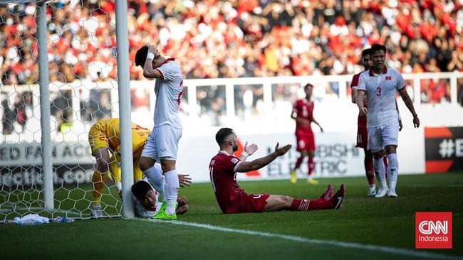 Pelatih Timnas Indonesia Shin Tae Yong melakukan pergantian pemain aneh saat ditahan imbang Vietnam pada leg pertama semifinal Piala AFF 2022.