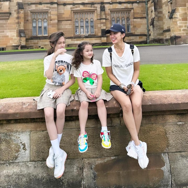 <p>Ussy Sulistiawaty bertolak ke Australia sejak akhir Desember 2022, Bunda. Tampaknya, hingga saat ini ia bersama keluarga masih menikmati momen liburan di 'Negeri Kanguru', nih. (Foto: Instagram @ussypratama)<br /><br /><br /></p>